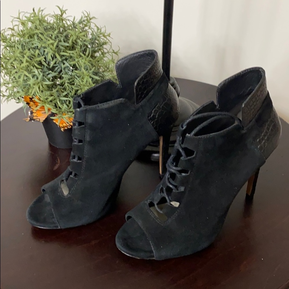 Pour La Victoire Suede Heels